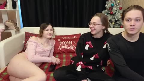 Jean and Isa right couple Mark and Eva left couple online show from 01-02-25, 08:06