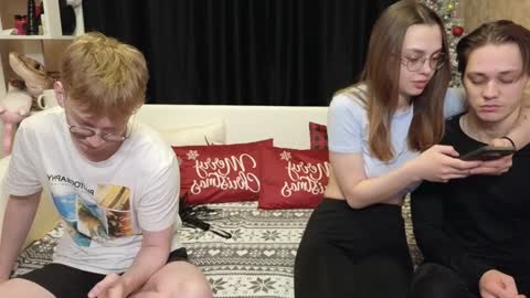 Jean and Isa right couple Mark and Eva left couple online show from 01-05-25, 08:11