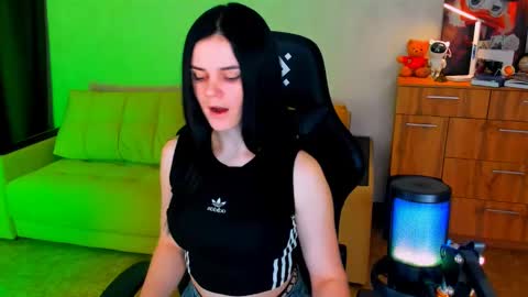 Lora Cain online show from 02-11-25, 04:56