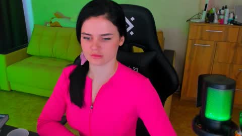 Lora Cain online show from 03-09-25, 05:33