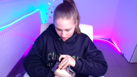 Lora online show from 10-21-25, 11:33