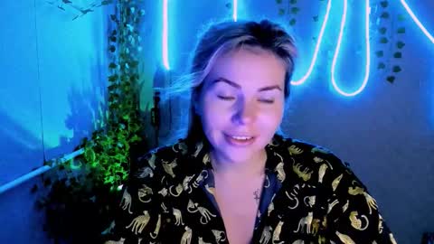 Lora online show from 09-26-25, 02:15