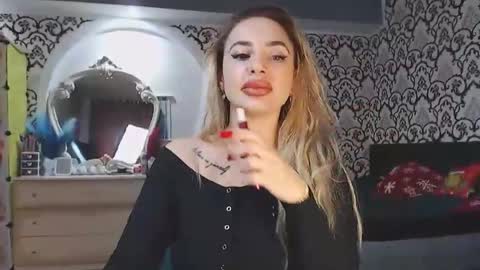 Queen LoraSinClare online show from 12-17-25, 09:37