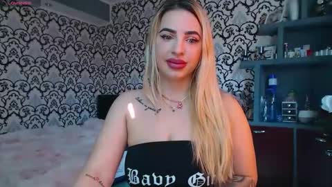 Queen LoraSinClare online show from 04-15-26, 07:04