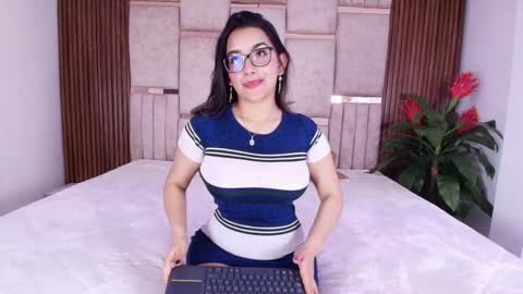 Snapshot of lorein_dim chatting on 10-15-25, 09:15 Lorein online show from 10-15-25, 09:15