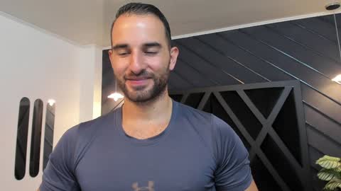  L O R E N Z O  Thumbs Up help  online show from 01-18-25, 05:48