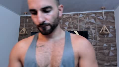  L O R E N Z O  Thumbs Up help  online show from 01-29-25, 05:24