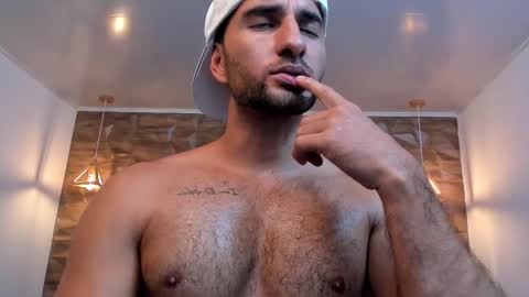  L O R E N Z O  Thumbs Up help  online show from 02-10-25, 08:21