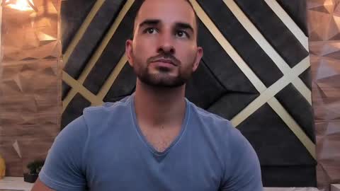  L O R E N Z O  Thumbs Up help  online show from 02-28-25, 08:28