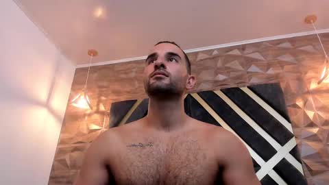  L O R E N Z O  Thumbs Up help  online show from 03-04-25, 09:22