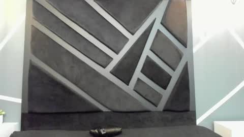  L O R E N Z O  Thumbs Up help  online show from 09-12-25, 05:24