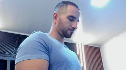  L O R E N Z O  Thumbs Up help  online show from 09-18-25, 05:26