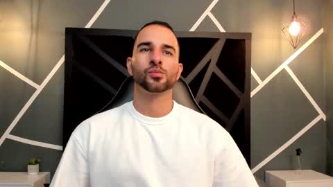  L O R E N Z O  Thumbs Up help  online show from 10-10-25, 05:12