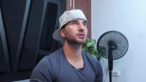  L O R E N Z O  Thumbs Up help  online show from 11-11-25, 05:24