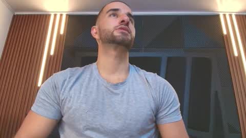  L O R E N Z O  Thumbs Up help  online show from 02-14-26, 05:32