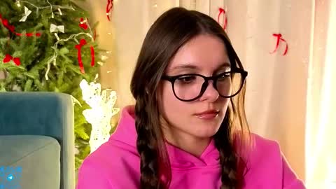 Snapshot of lorettadunnelli chatting on 12-18-25, 06:03 Chloe for Fan BlackHole online show from 12-18-25, 06:03