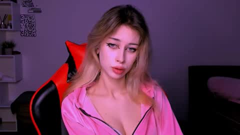 Lori online show from 10-23-25, 07:34