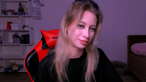 Lori online show from 11-09-25, 06:17