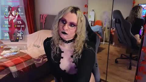 Lori -----------------------------------    online show from 10-22-25, 01:44