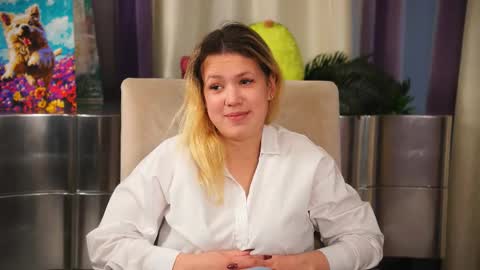 Hello guys Im Maya and this my first month here online show from 12-21-25, 11:28