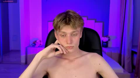 Snapshot of louie_evans chatting on 09-15-25, 10:10 louie_evans online show from 09-15-25, 10:10