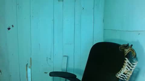 Snapshot of louie_sexy chatting on 05-19-26, 05:25 Cathy online show from 05-19-26, 05:25