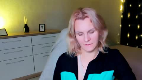 Snapshot of louisa_bay chatting on 12-06-24, 07:12 Louisa online show from 12-06-24, 07:12