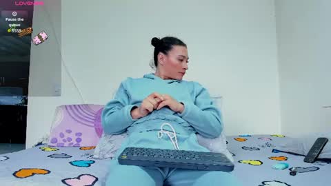 Snapshot of louise_22cm chatting on 06-19-26, 01:26 Mi lu online show from 06-19-26, 01:26