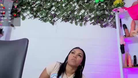 Snapshot of louise_nails chatting on 05-24-26, 01:27 LouIse online show from 05-24-26, 01:27