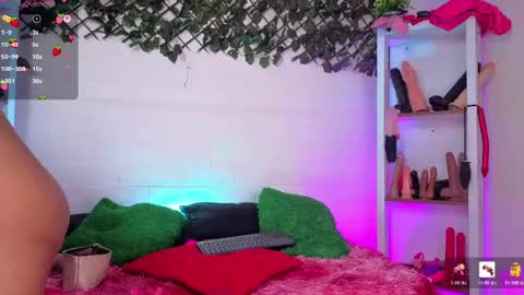 Snapshot of louise_nails chatting on 05-26-26, 01:29 LouIse online show from 05-26-26, 01:29