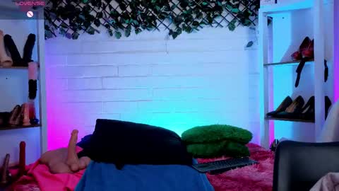 Snapshot of louise_nails chatting on 05-30-26, 03:53 LouIse online show from 05-30-26, 03:53
