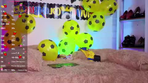 Snapshot of louise_nails chatting on 07-04-26, 01:56 LouIse online show from 07-04-26, 01:56
