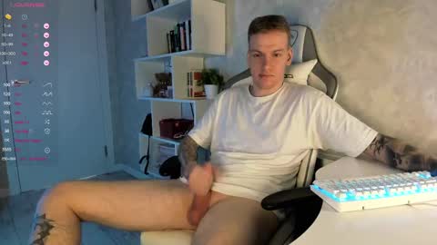 Snapshot of louisjafferson chatting on 02-21-25, 05:53 Louis online show from 02-21-25, 05:53