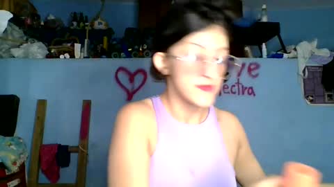 Snapshot of love_electra chatting on 09-25-25, 02:43 love_electra online show from 09-25-25, 02:43
