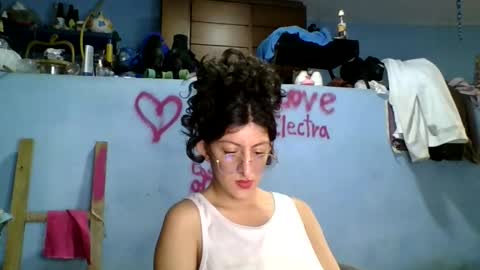 Snapshot of love_electra chatting on 10-04-25, 03:43 love_electra online show from 10-04-25, 03:43