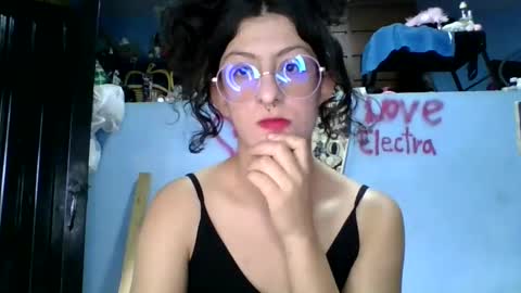 Snapshot of love_electra chatting on 12-16-25, 06:46 love_electra online show from 12-16-25, 06:46