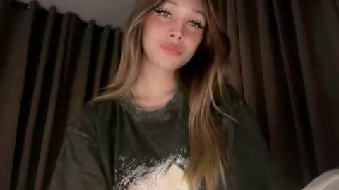 Snapshot of love_me_harderxx chatting on 04-12-26, 07:41 kissme online show from 04-12-26, 07:41