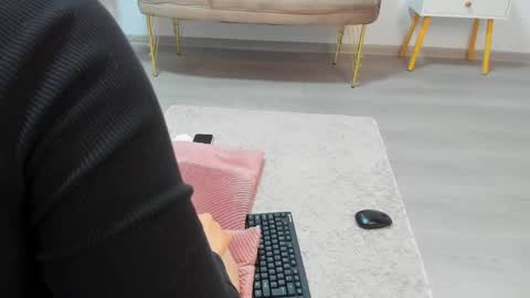 Snapshot of love_mexoxo chatting on 05-08-26, 05:35 Andreea online show from 05-08-26, 05:35