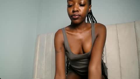 Snapshot of love_miah chatting on 11-20-25, 12:33 Miah online show from 11-20-25, 12:33