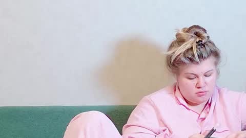 Snapshot of love_wiggy18 chatting on 12-12-24, 01:06 Ally online show from 12-12-24, 01:06