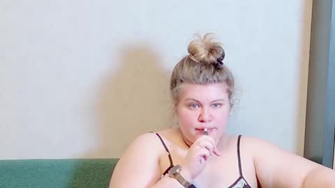 Snapshot of love_wiggy18 chatting on 12-19-24, 03:52 Ally online show from 12-19-24, 03:52