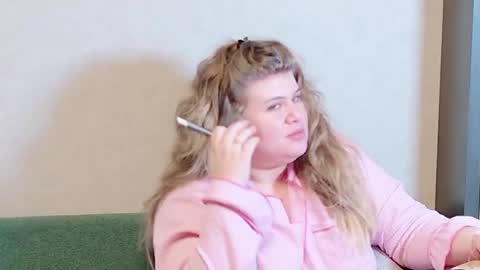 Snapshot of love_wiggy18 chatting on 02-19-25, 01:17 Ally online show from 02-19-25, 01:17