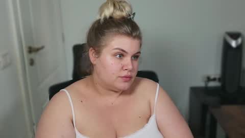 Snapshot of love_wiggy18 chatting on 09-26-25, 02:10 Ally online show from 09-26-25, 02:10