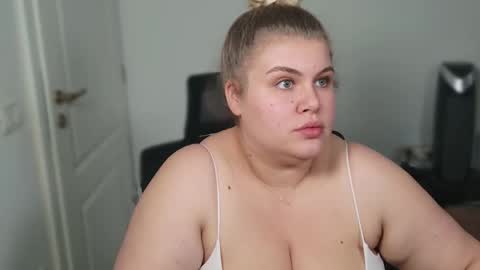 Snapshot of love_wiggy18 chatting on 09-29-25, 02:22 Ally online show from 09-29-25, 02:22