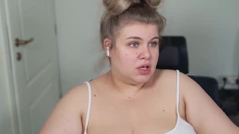 Snapshot of love_wiggy18 chatting on 10-15-25, 08:03 Ally online show from 10-15-25, 08:03