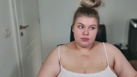 Snapshot of love_wiggy18 chatting on 10-23-25, 06:13 Ally online show from 10-23-25, 06:13