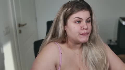 Snapshot of love_wiggy18 chatting on 10-26-25, 06:30 Ally online show from 10-26-25, 06:30