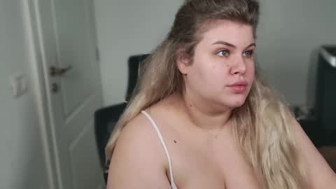 Snapshot of love_wiggy18 chatting on 11-05-25, 06:24 Ally online show from 11-05-25, 06:24