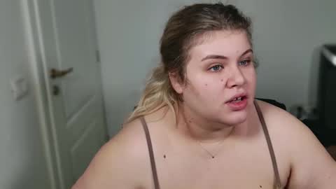 Snapshot of love_wiggy18 chatting on 11-12-25, 07:42 Ally online show from 11-12-25, 07:42