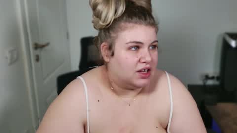 Snapshot of love_wiggy18 chatting on 11-24-25, 08:25 Ally online show from 11-24-25, 08:25